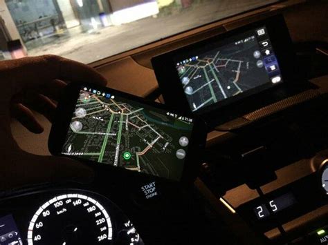 Использование приложений на экране автомобиля