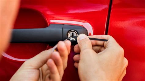 Привлечение специалиста взломщика замков для разблокировки автомобиля